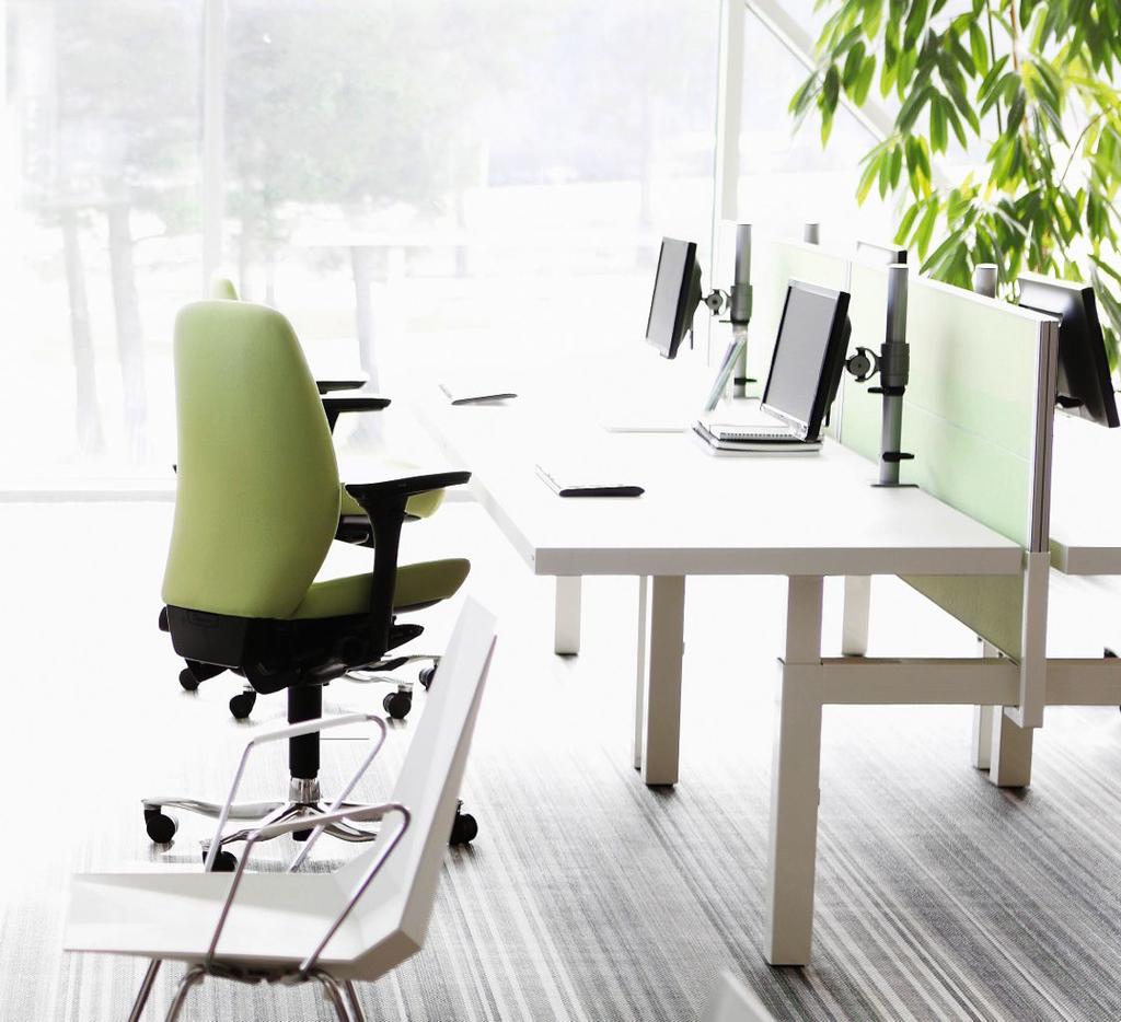 Alle Arbeitstische sind mit einer praktischen Leichtgewichtstischplatte ausgestattet und als reine Sitz- oder Sitz-/Stehausführung erhältlich.