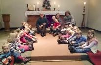 In den kurzen Wartezeiten sorgten Erzieherin Ursula Wirsing vom Mehrgenerationenhaus mit Weihnachtsgedichten und das Team vom Jugendbereich mit einer musikalischen Einlage für vorweihnachtliche