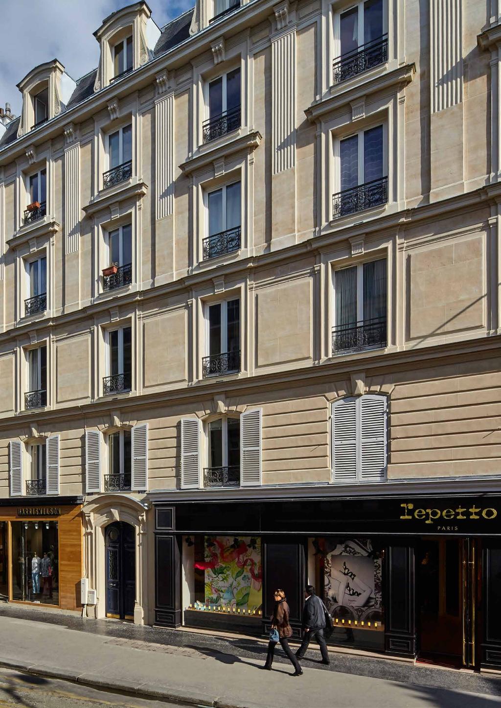 IMMOBILIENBESTAND PARIS 18 24 RUE DE CHARONNE, PARIS Mitten im prosperierenden Bastille- Viertel der Seine-Metropole hat das Fondsmanagement im November 2014 fünf gehobene Einzelhandelsgeschäfte für