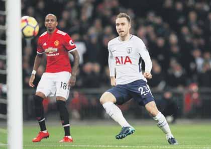 Arsenal získal na hrot útoku gabonského útočníka Aubameyanga, ktorý by mal londýnsky klub dostať späť do prvej štvorky. V Tottenhame sa tešia z Brazílčana Lucasa Mouru z PSG.