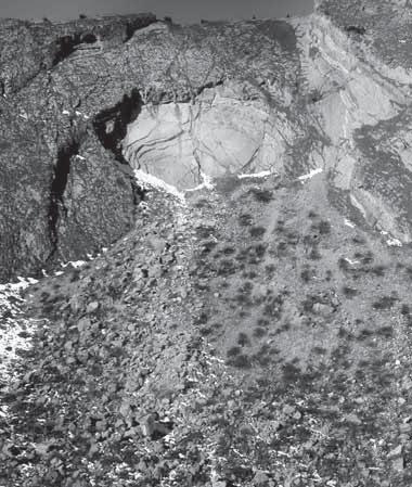 Spuren von Felssturz im Ausbruchbereich: Ausbruch aus Felswand 2 1 Bei einem Felssturz bricht ein grösseres, mehr oder weniger fragmentiertes Gesteinspaket «en bloc» aus einer