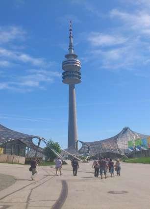Mit über 50 Metern Höhe überragt der Olympiahügel das Parkgelände, ein idealer Ort um die Aussicht über die Dächer Münchens hinaus bis in die