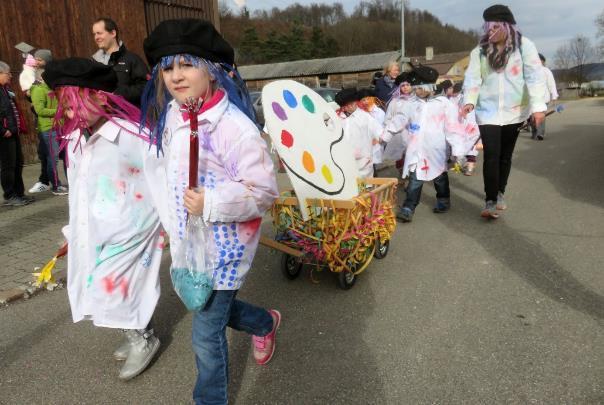 Kindergarten Chätzli - Sujet: Künstler Sie waren Künstler. Sie haben für das Kostüm Stoff, Bast und Papier verwendet.