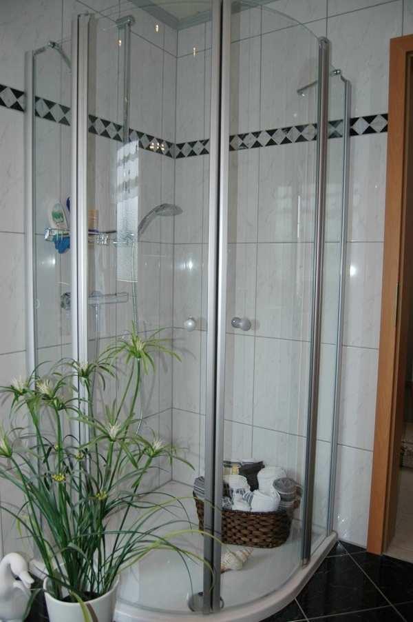 Dusch und Wannenbad Ein mit Fenster! Dieses lässt keine Wünsche offen. Mit einer Echtglasdusche, einer ewanne,, Waschtisch und einem großem Fenster fehlt es hier an nicht s weiterem!