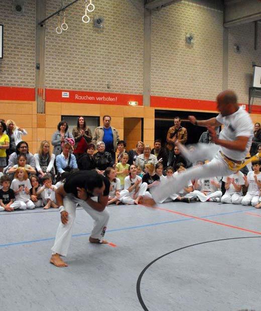 Capoeira Capoeira ist eine Kampf- und Tanzkunst aus Brasilien, die ihre Energie aus der Musik schöpft.