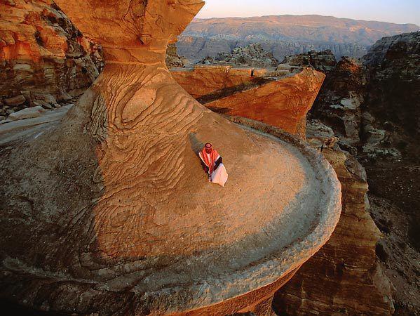6. Tag Petra Petra, eines der Weltwunder und wohl die faszinierendste Sehenswürdigkeit Jordaniens begeistert ua. durch seine imposante Architektur. Genießen Sie den Tag auf den Spuren der Nabatäer.