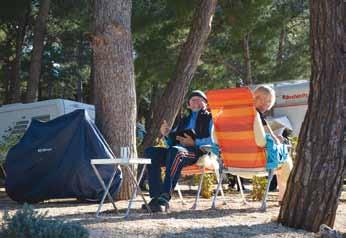 Versteckt in einer Bucht, in einem Pinienwald, bildet der Campingplatz Čikat den idealen Zufluchtsort. Überall duftet es nach Harz, Kräutern und Meersalz.