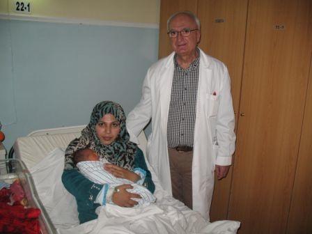 Bild 1, Dr. Emmanouilidis 3. von links Bild 2. Am 20.1. um 8 Uhr war ich im Hospital. Dort traf ich Dr. Provetzas. Er ist Chef der Gynäkologischen Klinik und Vorsitzender der Ärztekammer. Dr. P. erzählte mir, im Hospital seien bisher über 30 Flüchtlingskinder zur Welt gekommen.