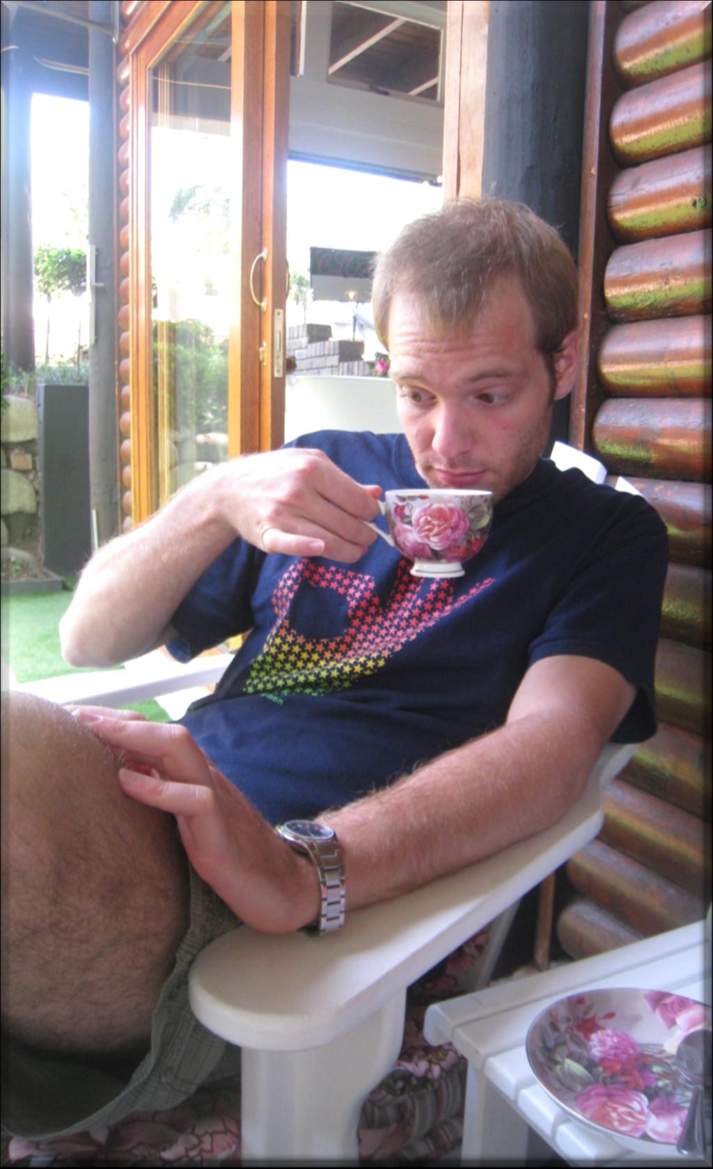 Entspannung bei einer Tasse Kaffee und - zu unserem Bedauern - auch bei einer Zigarette gehörte zu David.