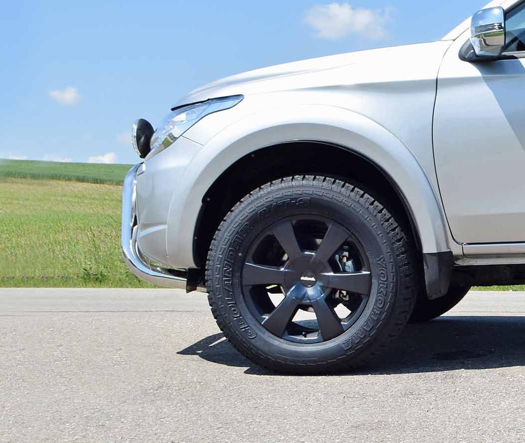 lift kit of 40 mm, which makes it possible to mount tires of the size 275/65 R18 of 275/65 R17. The kit of 100 mm makes it possible to mount Tires of the size 325/60 R18 or 305/65 R17.