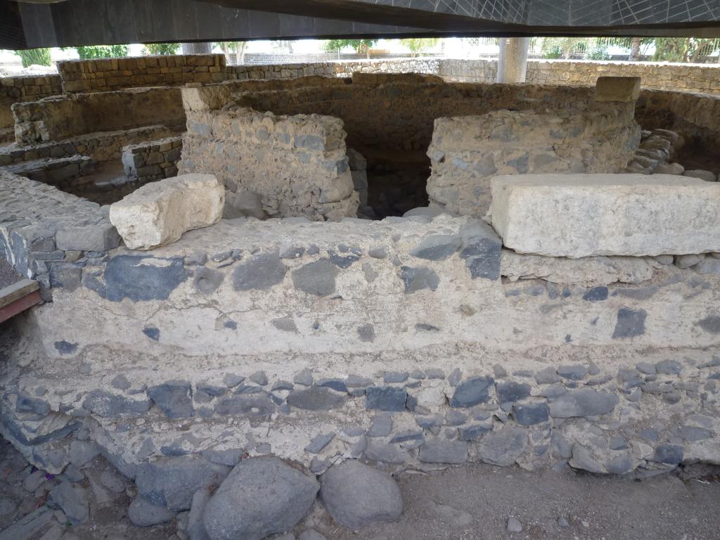 Die Mauern sind sichtbare Überreste des Hauses der Schwiegermutter Petri.