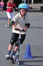 Das Rollerfahren mit Flip Flops, Crocks, Sandalen (je nach Modell) oder gar barfuß bringt eine hohe Verletzungsgefahr mit sich (vgl. obere Abbildungen).