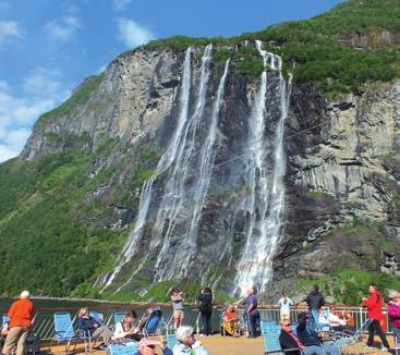 Gekrönt werden die HURTIGRUTEN-Reisen in der Sommersaison durch den Abstecher in den beeindruckenden Geirangerfjord, der 2005 von der UNESCO zum Weltnaturerbe ernannt wurde. MITTSOMMER 09.07.