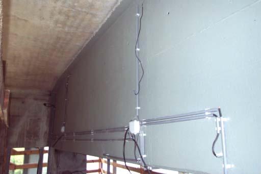 4. Elektroinstallation und Gleichrichteranlage Nach der Applikation der dekorativen Beschichtung kann sofort mit der Installation aller Kabel und Nebenverteiler begonnen werden.
