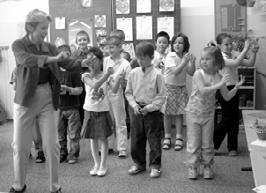 9. Juni 2005 STADTSPIEGEL vorbereitet und so konnten die Besucher in jedem Klassenzimmer etwas anderes erleben. Da waren fleißig Programme eingeübt worden und es wurde getanzt und gesungen.