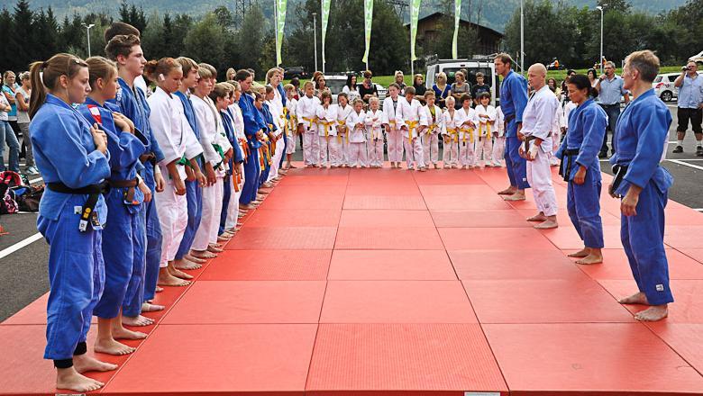 Osttirols Judoka, angeführt von Christina Raffler, mit ihrem Trainerquartett Michl
