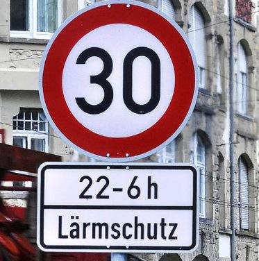 Vorschläge Maßnahmenplanung Straße Kurzfristig < 5 Jahre Überprüfung Geschwindigkeitsreduzierung auf Tempo 30 / 40 km/h - Umsetzung nur in Abstimmung mit und durch Baulastträger möglich!