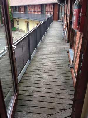 über: Treppe auf dem Flur zu Appartement 4 Auf folgende zu nutzende Tür(en) auf