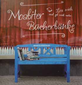 Die Agentur bereitet auch die Lange Nacht des Buches in Moabit vor. Bunt gestaltete Bänke sind vor unterschiedlichen Einrichtungen im Kiez aufgestellt.