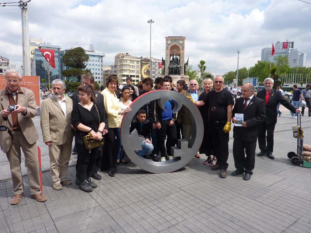 Istanbul, Taksimplatz, mit Schirmherrin Regina van Dinther,