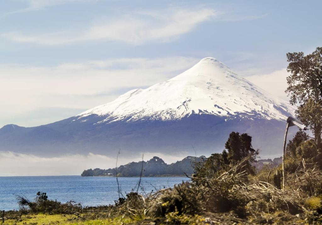 Seite 7 von 13 Das smaragdgrün schimmernde Gewässer ist für viele Besucher der schönste See Chiles am besten Sie machen sich selbst ein Bild, während Sie herrliche Ausblicke auf die Vulkane Osorno
