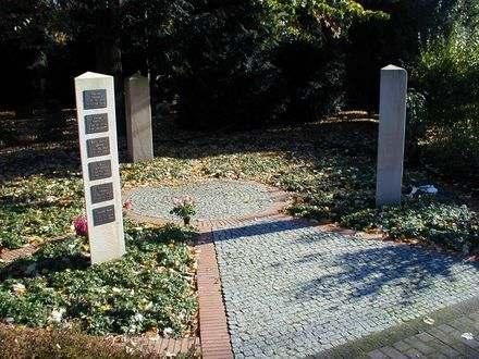 Alternativen Urnengemeinschafts- Gräber Beispiel Stadt Braunschweig Es befinden sich mehrere Urnen um ein