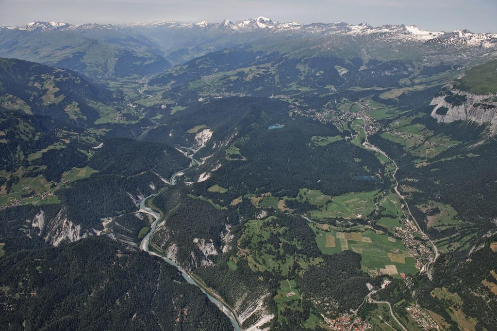 Vorderrheintal - Flimser Bergsturz - Glarner Hauptüberschiebung N 9 Schweizer Luftwaffe, Juli 00 Versam Flims