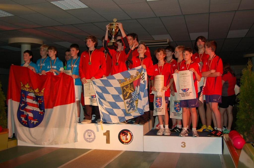 Bei der U14 männlich gelang dem KSC Hainstadt eine große Überraschung - 1673 Kegel bedeuteten Silber! Marco Warmt begann mit 403 Kegel, Lukas Reichenbüchler folgte mit 395 Kegel.