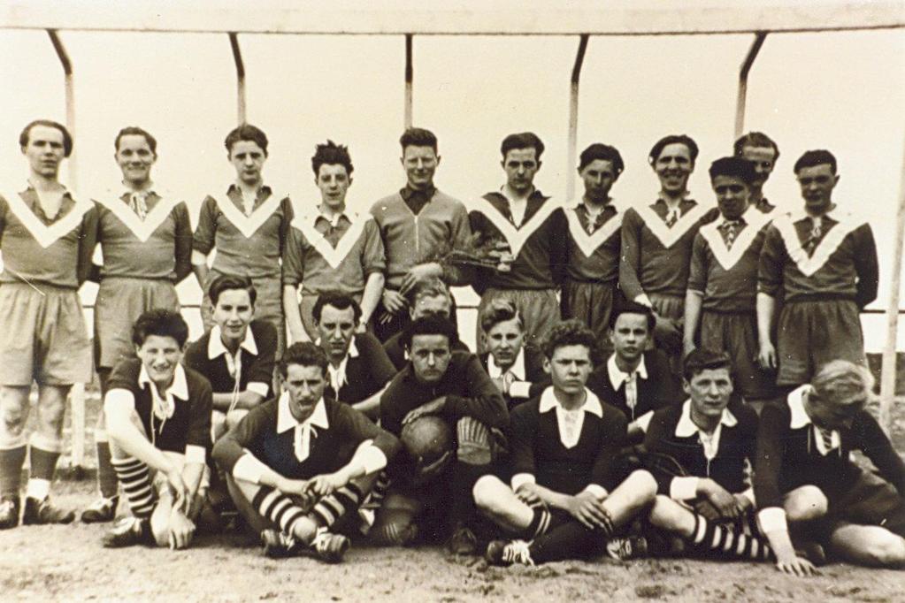 1952 Mit dem starken Aufschwung der Sportvereine im Paderborner Kreisgebiet in den 50-iger Jahren wurde auch die Palette der Trikot- und Vereinsfarben vielfältiger.