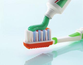 Die elektrische Zahnbürste darf beim Putzen nicht zu fest angedrückt werden. Handzahnbürste und Aufsätze der elektrischen Bürste bitte alle acht Wochen auswechseln.