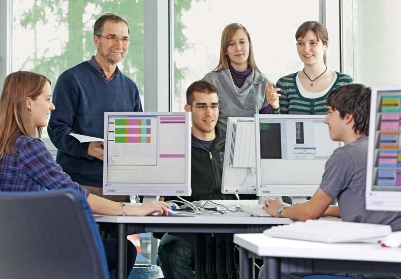 Wissen schaffen In der Ausbildung zum Mathematisch-Technischen Softwareentwickler vermitteln Dozenten der Fachhochschule Aachen und des Jülicher Supercomputer Centre im Bild Prof.