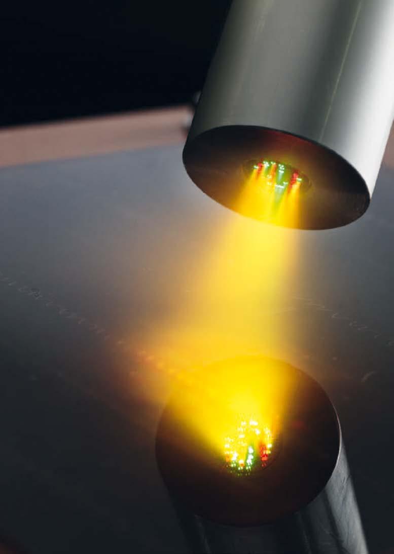 Verschiedenfarbige Leuchtdioden werfen ihr Licht auf die schwarze Fläche einer Solarzelle. Die Anordnung dient dazu herauszufinden, welche Teile des Sonnenlicht-Spektrums besonders gut genutzt werden.