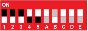 Von links nach rechts, fünf Schalter mit der Bezeichnung 1, 2, 3, 4, 5 und fünf Schalter mit der Aufschrift A, B, C, D, E. Die Schalter mit Ziffern ist der Systemcode.