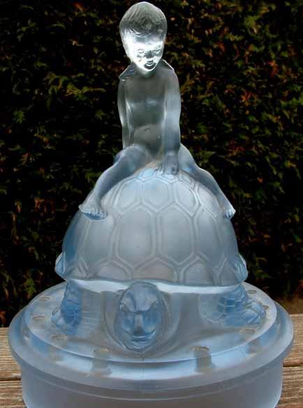 Abb. 2005-2/476 ebay England, Art.Nr. 7315370745, 317,00 / 464,53 Art Deco Naked Girl Riding Tortoise Flower Frog & Bowl... Blue Satin Glass... bowl decorated with flower pattern.