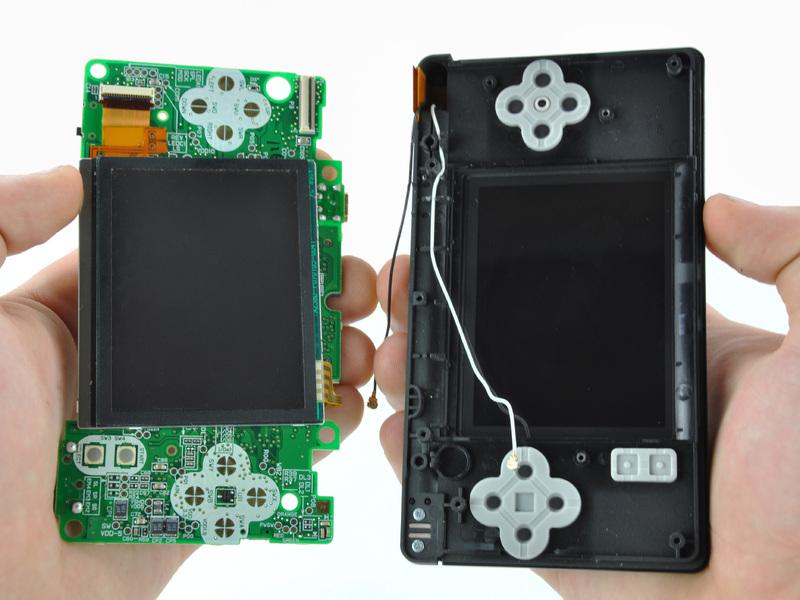 Ziehe die Platine weg vom DS Lite und trenne dabei das Flachbandkabel zum oberen LCD von seinem Sockel auf der Platine.
