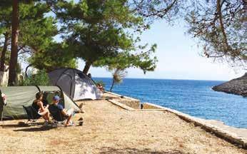 Il campeggio Poljana è incorniciato da una natura mediterranea rigogliosa e direttamente in riva al mare sui due lati.