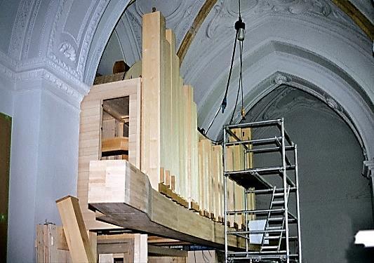 Das hinter dem Hauptwerk befindliche Schwellwerk mit ebenfalls zwei Windladen hat unter dem Gewölbebogen durch das Hauptwerk freie Abstrahlmöglichkeiten in den Kirchenraum,