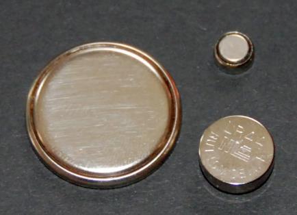 Knopfzellen sind kleine, runde Gerätebatterien, deren Durchmesser größer ist als ihre Höhe.