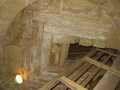 Verkeilte Sandsteindecke Heute betritt man den Turm ebenerdig, eine Treppe führt durch das sogenannte "Angstloch" in den heutigen ersten Stock, welcher früher vom ebenerdigen, unteren Raum (auch oft