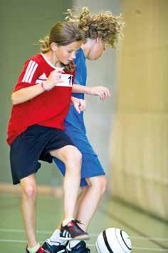 Futsal Futsal ist die offizielle Variante des Hallenfußballs. Es gibt allerdings Unterschiede zum Großfeldfußball, wie z.b. der kleinere, sprungreduziertere Ball.