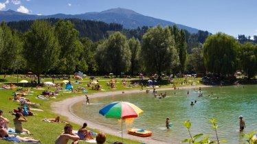 Heute ist der hübsche Ort auf der Hochebene zwischen Wettersteingebirge und Karwendel ein beliebtes Badesse