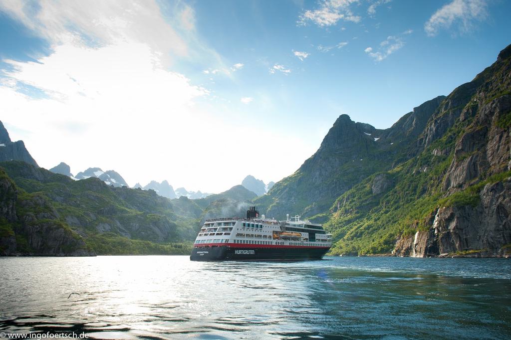 Norwegen zur Mittsommernacht - Unterwegs auf den Hurtigruten - 12 Tage Entdecken Sie die ursprüngliche Natur der norwegischen Fjordküste auf einer original Hurtigruten Postschiffreise.