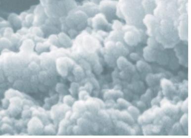 o3-5 % Feststoff (Quarzsand) und 95-97% in Poren eingeschlossene Luft oder Durchmesser der Aerogel-Körner ist im Mikro-Bereich,