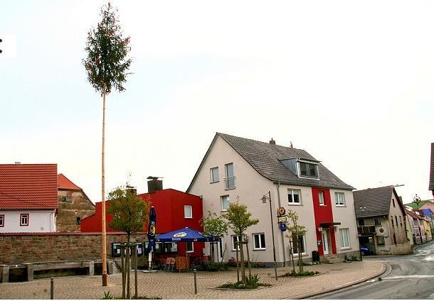 Obiges Bild zeigt den Dorfplatz.