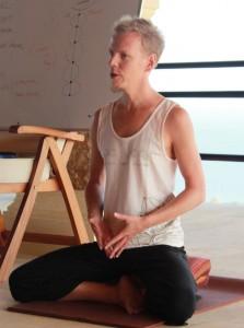 PHILIPP LEMKE Yoga-Philosophie, Pranayama, Meditation Philipp Lemke stammt aus einer Ärztefamilie in Elmshorn.
