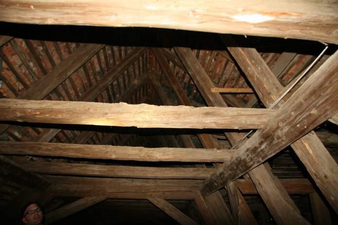 Dachkonstruktion Holz stellenweise