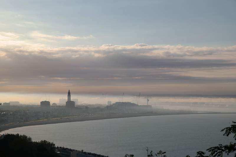 Le Havre like Monet Kräne, die in den rötlichen Himmel ragen, eine von der Hafenindustrie geprägte Stadt, aufgelöst in Farbrausch und bewegtem Pinselduktus.