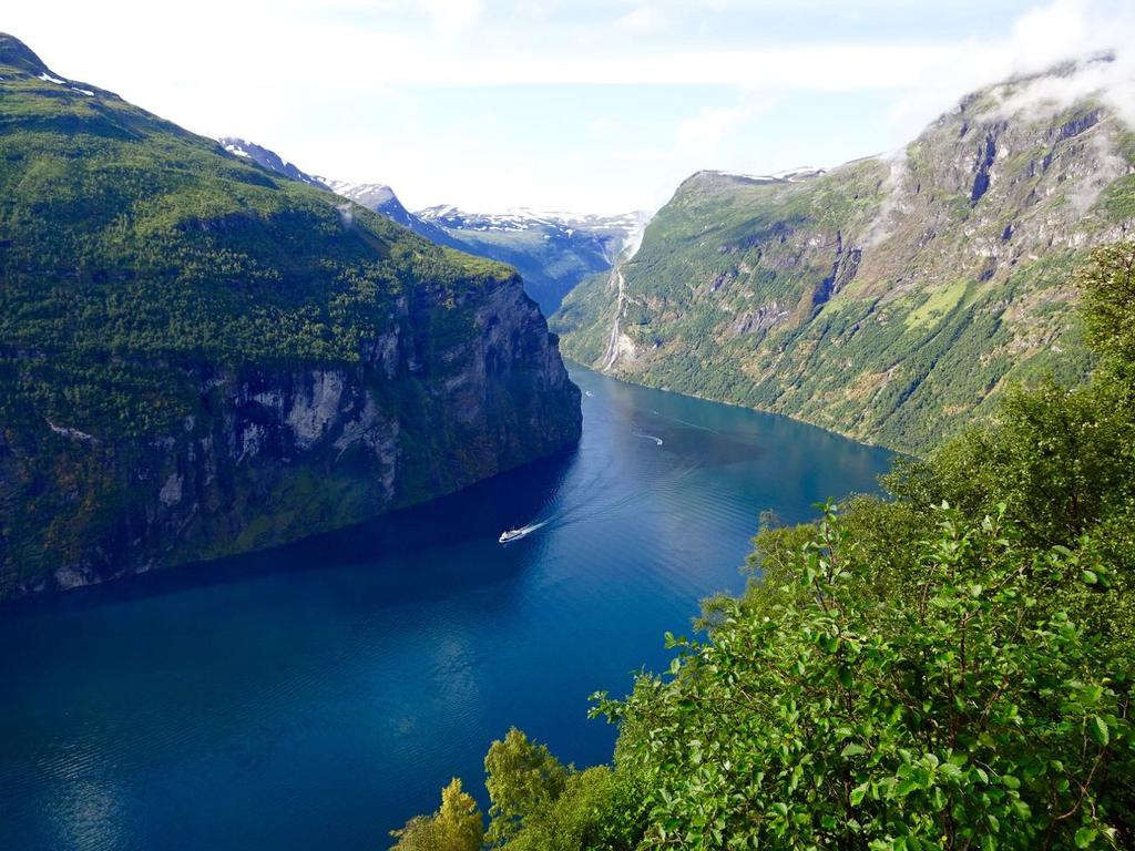 Reisebeschreibung Die Fjorde Norwegens werden immer wieder als eines der schönsten Reiseziele der Welt genannt, da die Küste atemberaubende Landschaften in unberührter Natur bietet.
