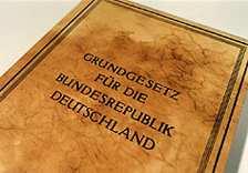 Insoweit erfahrene Fachkräfte Handlungsablauf 2 Rahmenbedingungen Artikel 6 Absatz 2 Grundgesetz (= 1 Abs. 2 SGB VIII und 1 Abs.