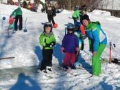 Die Teilnehmer ab 8 Jahren konnten es kaum erwarten endlich ihre Skier, teilweise das erste mal diesen Winter, anschnallen zu dürfen und unter den Augen der Übungsleiter über die Piste zu kurven.
